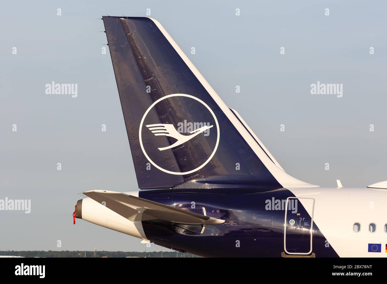 Francoforte, Germania - 27 maggio 2020: Lufthansa Airbus gru Logo coda di volo all'aeroporto di Francoforte (fra) in Germania. Foto Stock