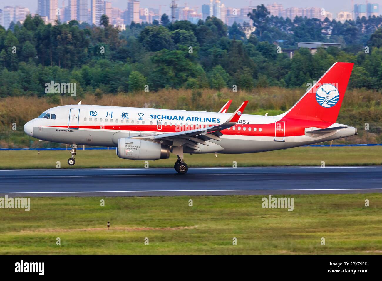Chengdu, Cina - 22 settembre 2019: Aereo A319 della Sichuan Airlines all'aeroporto di Chengdu Shuangliu (CTU) in Cina. Airbus è un aereo europeo Foto Stock