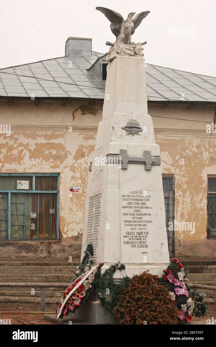 Silistea Gumesti, Romania. Monumento per gli eroi locali caduti in guerre nel 20 ° secolo. Foto Stock