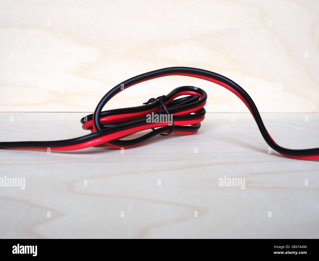 filo elettrico rosso e nero per altoparlanti o alimentazione di corrente  c.a Foto stock - Alamy