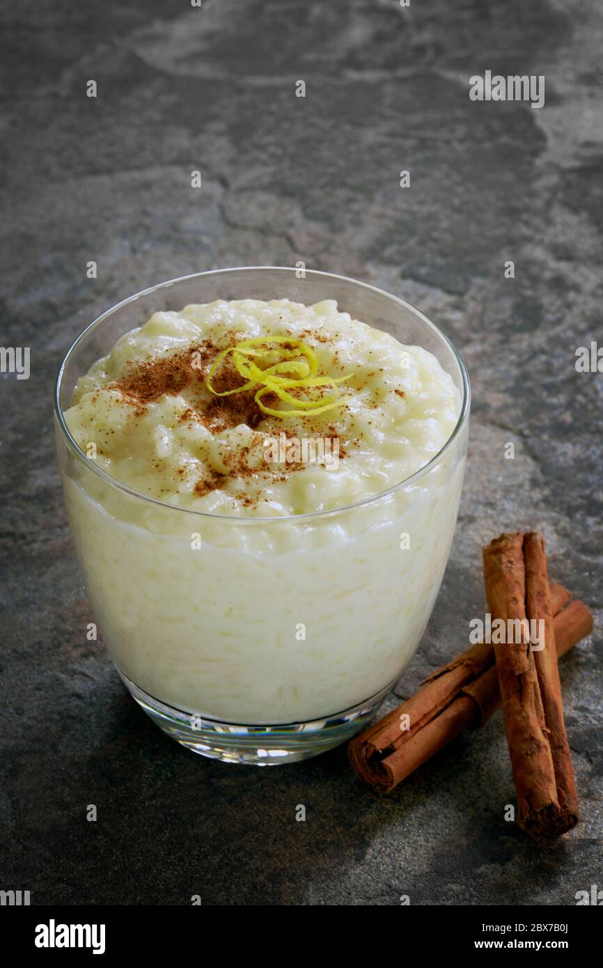 Budino di riso con cannella. Tradizionale dessert greco rizogolo dolce. Foto Stock