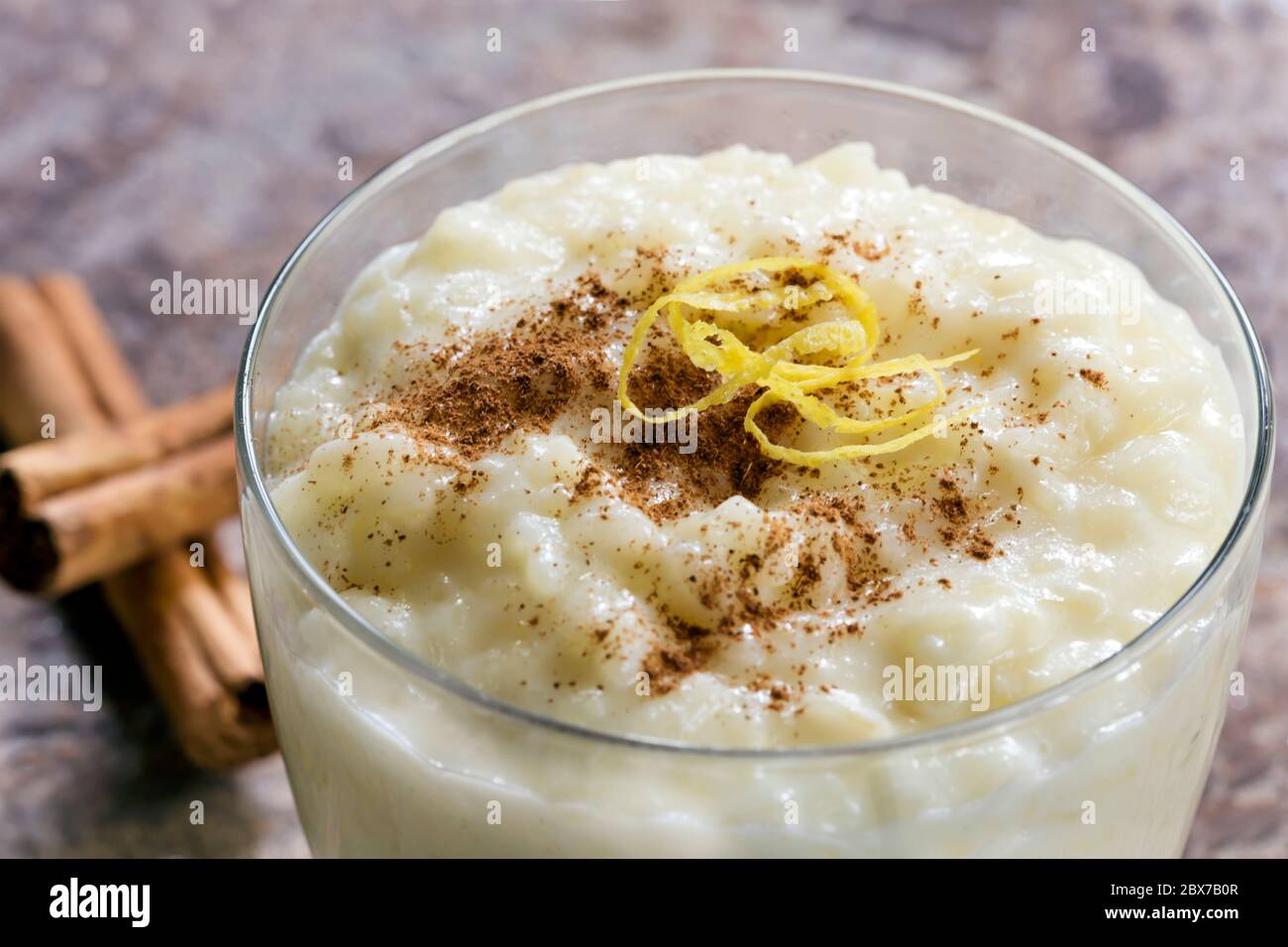 Budino di riso con cannella. Tradizionale dessert greco rizogolo dolce. Foto Stock