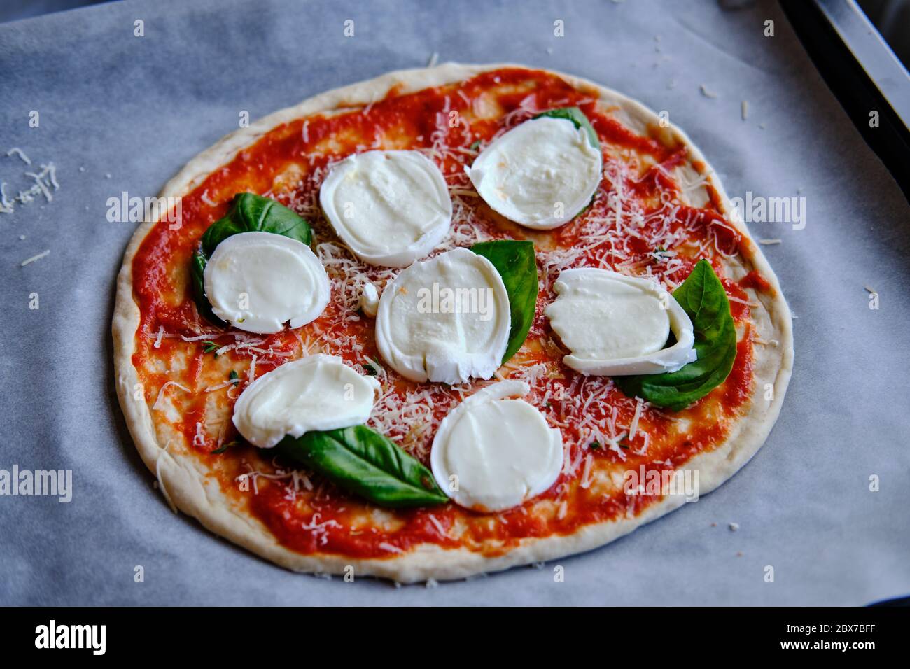 Fare la pizza margherita a casa Foto Stock