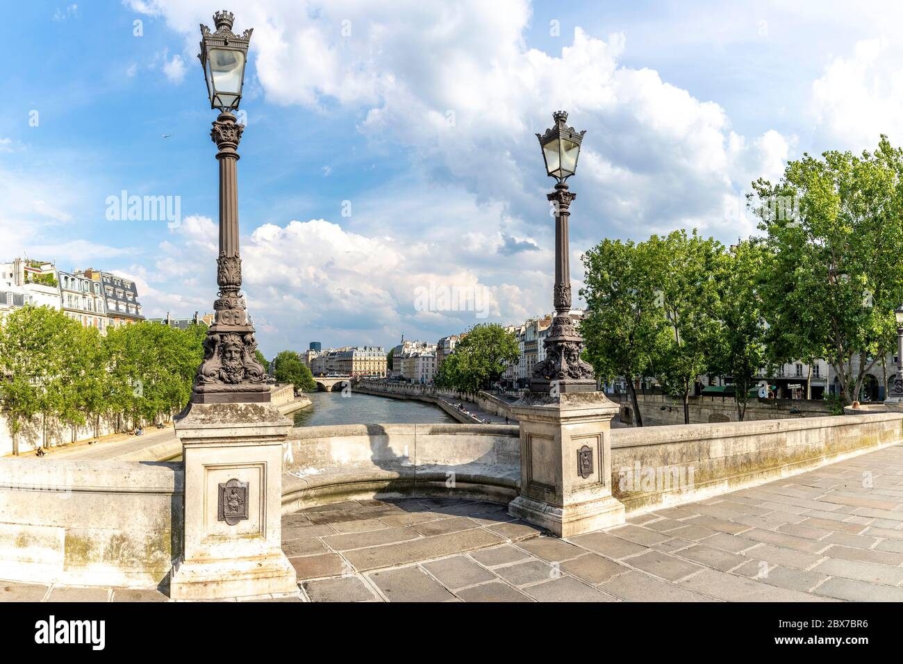 Parigi, Francia - 3 giugno 2020: Paesaggio urbano di Parigi. Vista dal famoso Pont Neuf con lampione tradizionale. Francia. Foto Stock