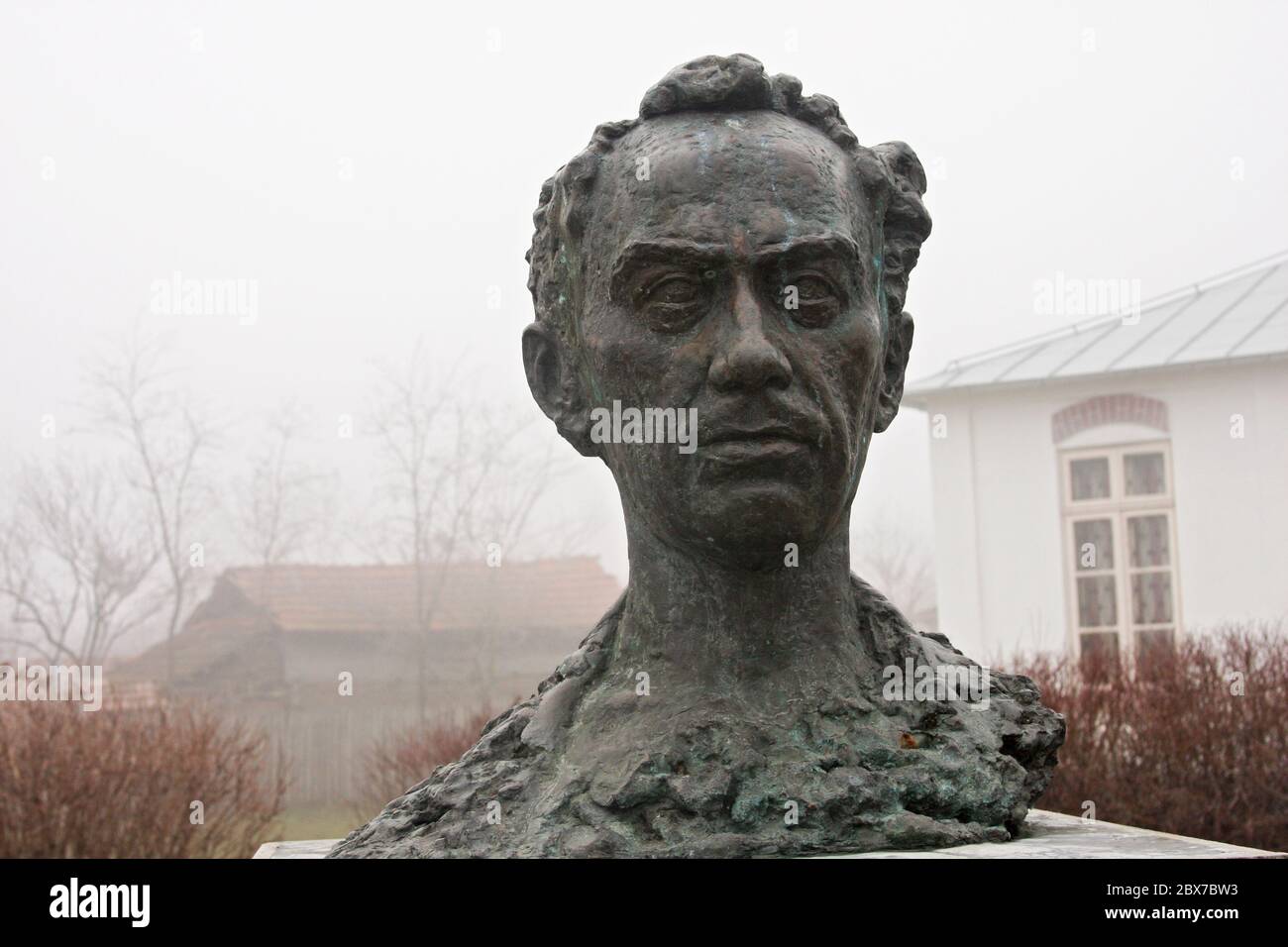 Un busto dello scrittore rumeno Marin Preda di fronte al museo commemorativo nel suo villaggio natale, Silistea Gumesti, Romania Foto Stock