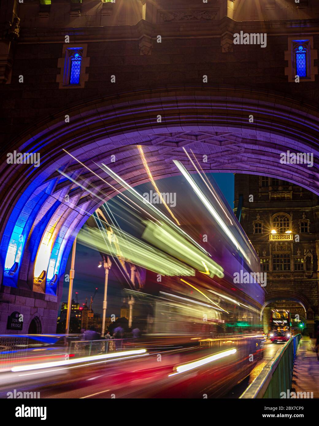 Pass autobus a Tower Bridge di notte a Londra UK Foto Stock