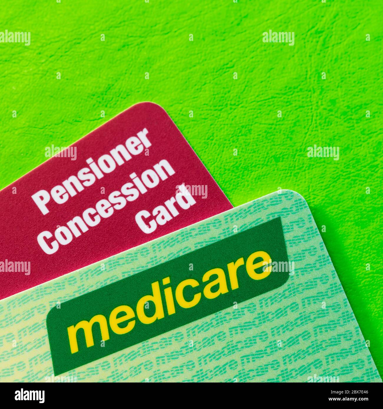 Carte di concessione australiane Medicare e pensionati su sfondo verde vibrante con spazio per la copia. Foto Stock