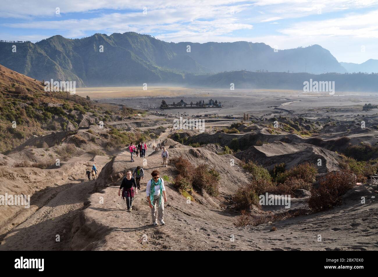 I turisti camminano fino alla cima del vulcano del Monte bromo per vedere il cratere, una delle attrazioni turistiche più visitate in Giava Orientale, Indonesia. Foto Stock