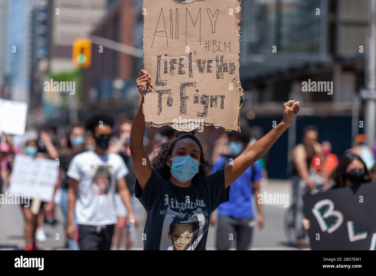 Toronto, Canada - 5 giugno 2020. Migliaia di manifestanti sono scesi in piazza nel corso della marcia per la protesta contro il cambiamento. Protestavano contro il razzismo nero e la brutalità della polizia. La marcia di Toronto è stata una delle numerose che si sono svolte in altre città canadesi tutte nello stesso giorno. Mark Spowart/Alamy Live News Foto Stock