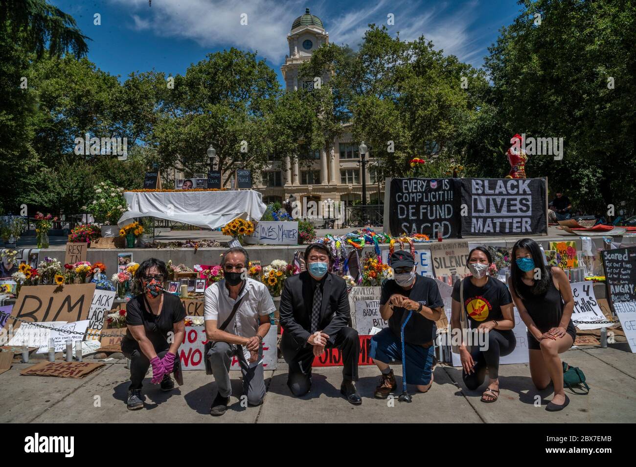 Sacramento, California, Stati Uniti. 4 Giugno 2020. Josh Kaizuka, terzo da sinistra, si pone con i membri delle comunità giapponesi americane e asiatiche degli isolani del Pacifico, in un memoriale per George Floyd che ha perso la vita a causa della brutalità della polizia a Minneapolis a Cesar Chavez Plaza giovedì 4 giugno, 2020.avevano appena aggiunto 1000 gru di carta al memoriale che rappresentava pace, compassione, speranza e guarigione. Credit: Renée C. Byer/ZUMA Wire/Alamy Live News Foto Stock