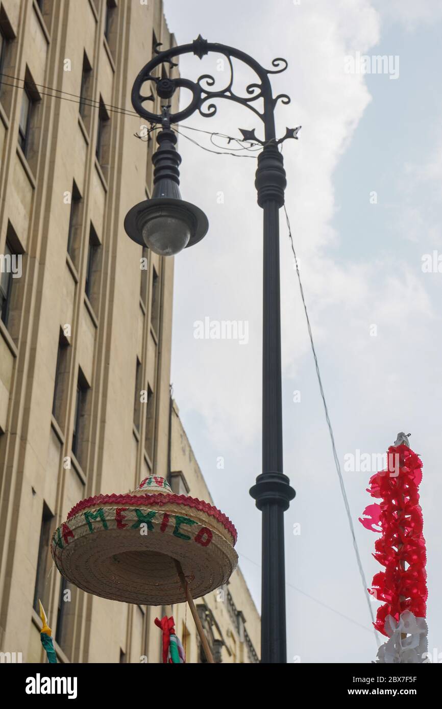 Lanterna di strada decorata per il giorno dell'Indipendenza del Messico a Downton Città del Messico, Viva Messico = Go Mexico! Foto Stock