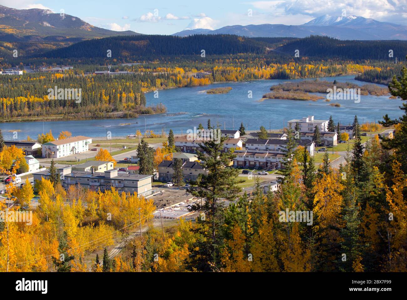 Vista della città di Whitehorse, territorio di Yukon, Canada. Immagine tratta dai sentieri escursionistici vicino all'aeroporto internazionale Erik Nielsen Whitehorse. Foto Stock