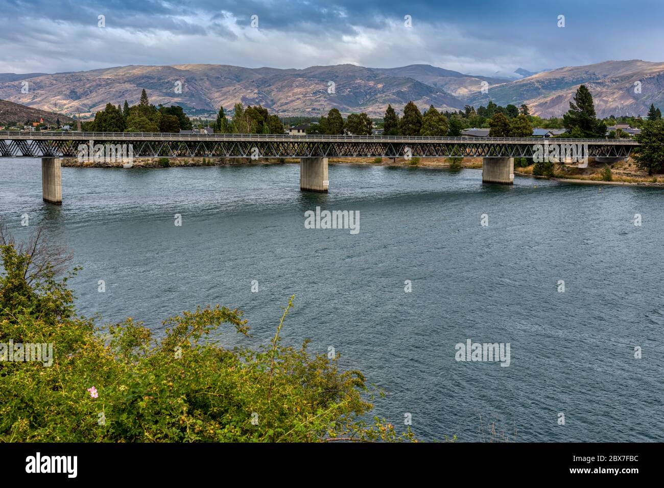 Ponte stradale sul lago Dunstan nell'isola sud della Nuova Zelanda Foto Stock