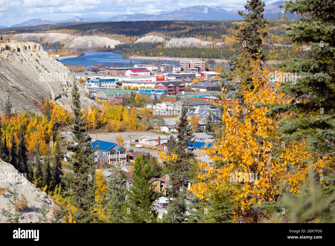 Vista della città di Whitehorse, territorio di Yukon, Canada. Immagine tratta dai sentieri escursionistici vicino all'aeroporto internazionale Erik Nielsen Whitehorse. Foto Stock