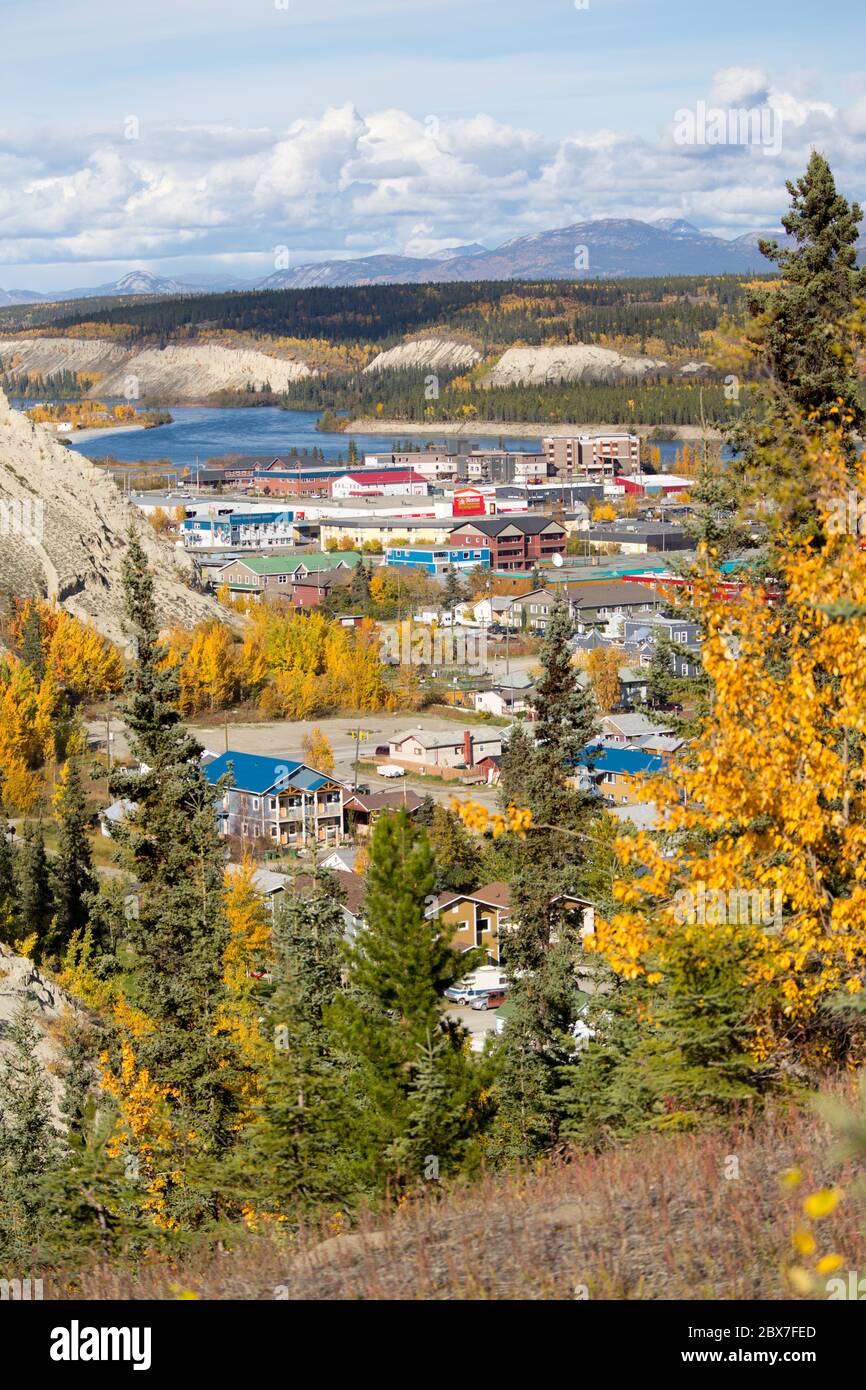 Vista della città di Whitehorse, territorio di Yukon, Canada. Immagine tratta dai sentieri escursionistici vicino all'aeroporto internazionale Erik Nielsen Whitehorse. Foto Stock