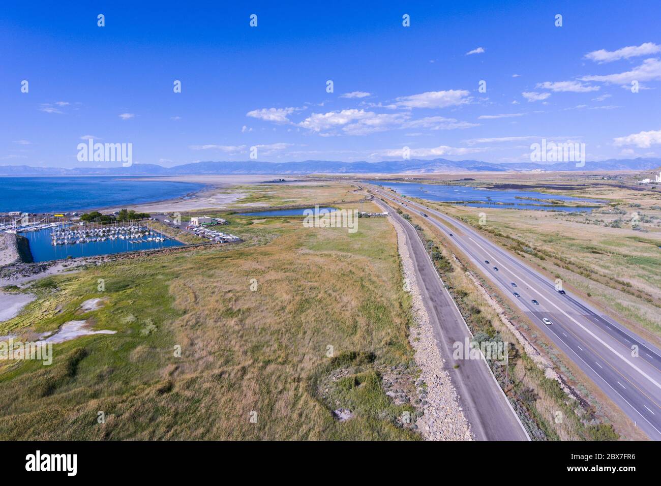 Vista aerea di Great Salt Lake e dell'autostrada 80 a Great Salt Lake state Park, Utah, USA. Foto Stock