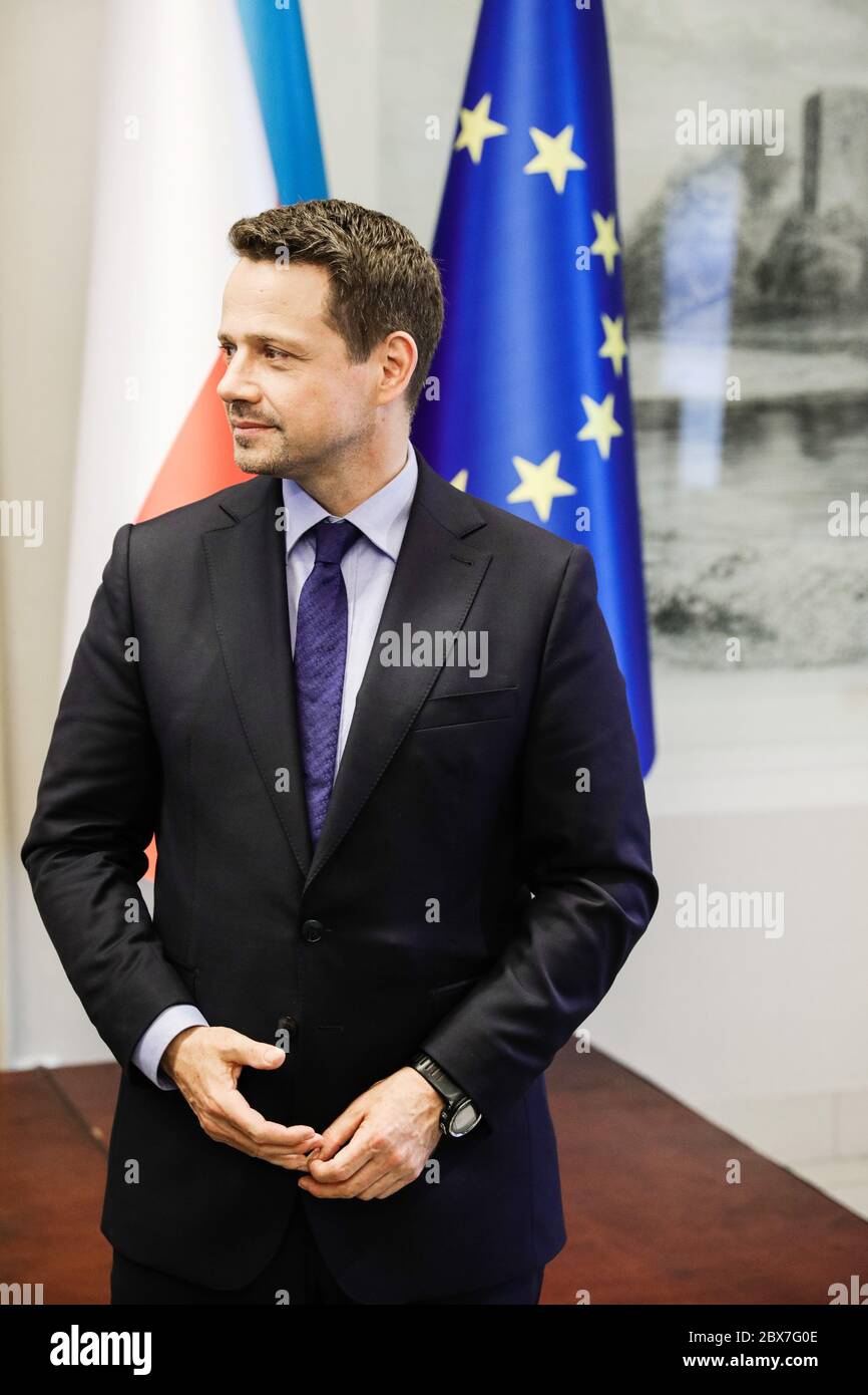 Rafal Trzaskowski durante una campagna. Rafal Trzaskowski, presidente della capitale polacca, la città di Varsavia, e recentemente un candidato della coalizione civica di centro-destra per la presidenza del paese. Relativamente giovane e con un’istruzione eccellente, è il principale concorrente del presidente in carica Andrzej Duda. Trzaskowski visita le città più piccole della Polonia minore, in questo caso Oswiecim, incoraggiando gli elettori a firmare la lista di sostegno per la sua candidatura e a votare per lui. Foto Stock