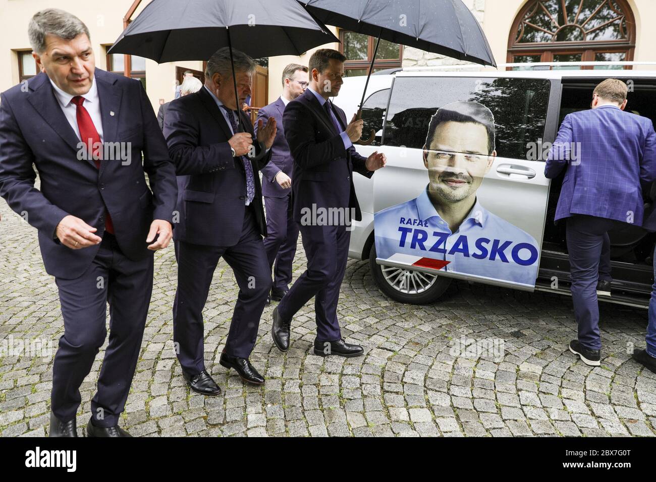 Rafal Trzaskowski durante una campagna. Rafal Trzaskowski, presidente della capitale polacca, la città di Varsavia, e recentemente un candidato della coalizione civica di centro-destra per la presidenza del paese. Relativamente giovane e con un’istruzione eccellente, è il principale concorrente del presidente in carica Andrzej Duda. Trzaskowski visita le città più piccole della Polonia minore, in questo caso Oswiecim, incoraggiando gli elettori a firmare la lista di sostegno per la sua candidatura e a votare per lui. Foto Stock