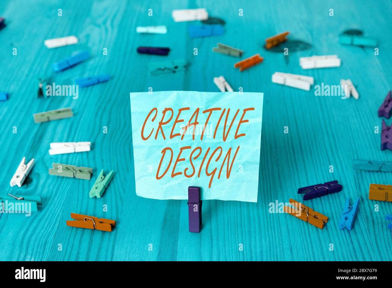 Nota di scrittura che mostra il design creativo. Concetto di business per un elemento visivo che soddisfa il suo obiettivo principale Foto Stock