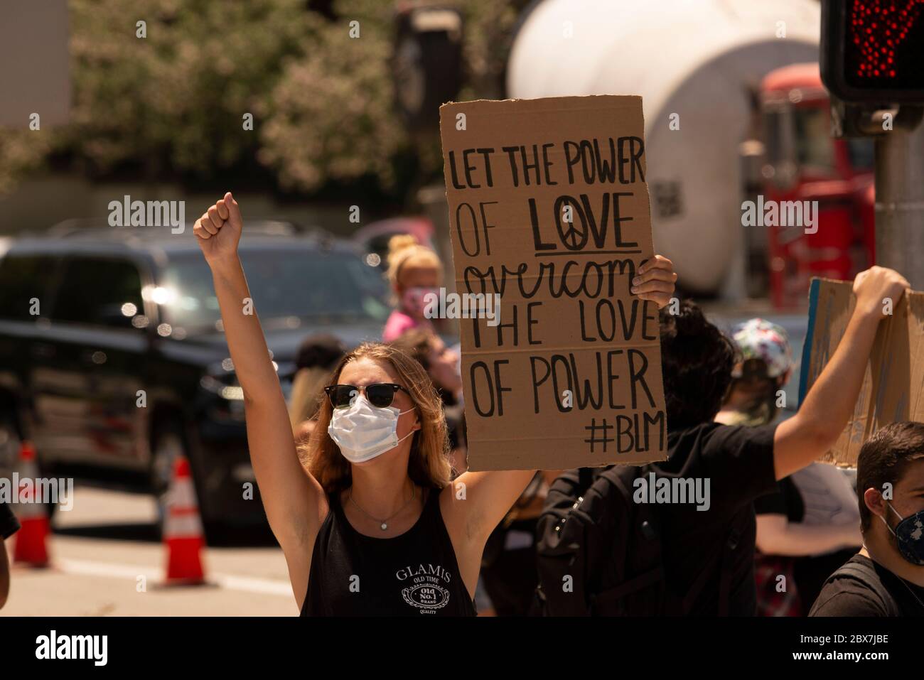 I protesori ad un angolo a Temecula, California, USA il 3 giugno 2020 per chiedere giustizia per George Floyd e tutte le vite nere perse a causa della brutalità della polizia. Foto Stock