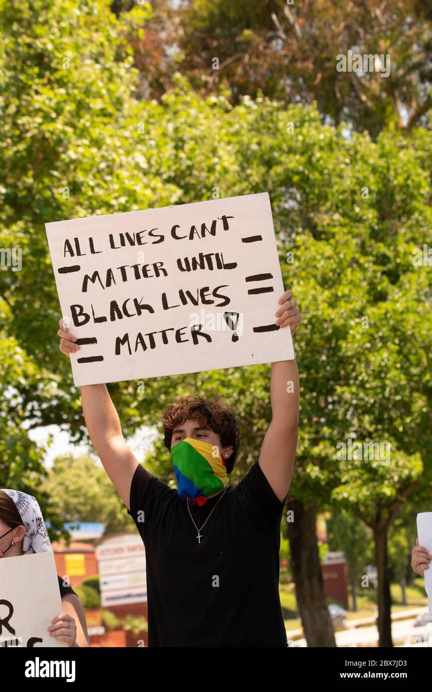 I protesori ad un angolo a Temecula, California, USA il 3 giugno 2020 per chiedere giustizia per George Floyd e tutte le vite nere perse a causa della brutalità della polizia. Foto Stock