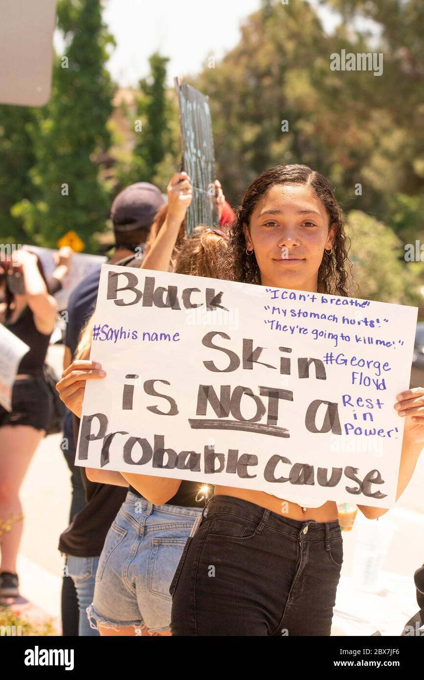 I protesori ad un angolo a Temecula, California, USA il 3 giugno 2020 per chiedere giustizia per George Floyd e tutte le vite nere perse a causa della brutalità della polizia. Foto Stock