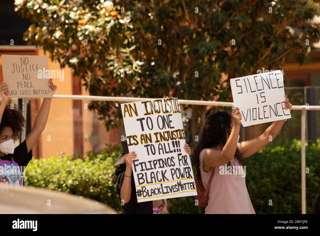 I protesori ad un angolo a Temecula, California, USA il 3 giugno 2020 per chiedere giustizia per George Floyd e tutte le vite nere perse a causa della brutalità della polizia. Foto Stock