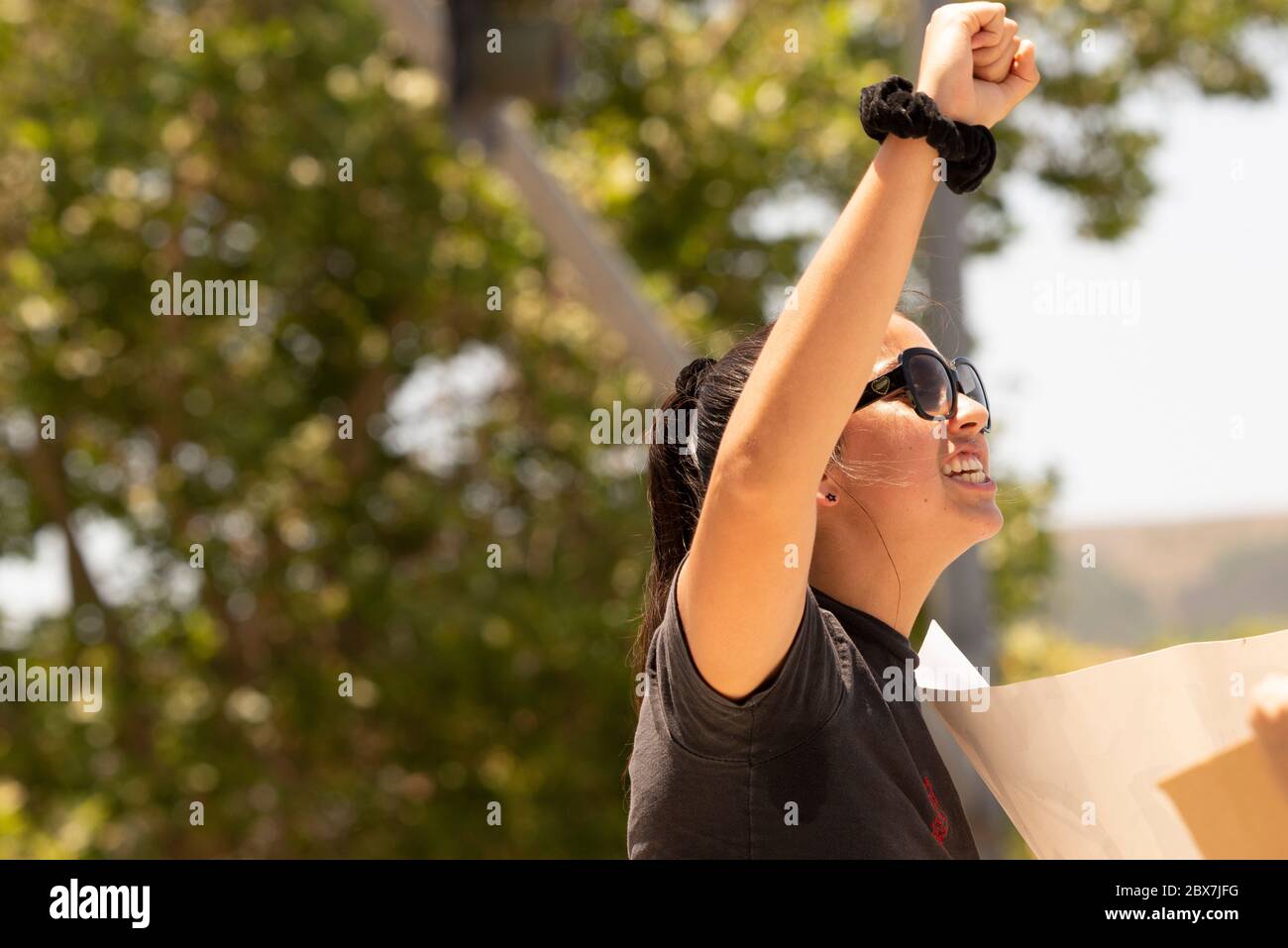 I protesori ad un angolo a Temecula, California, USA il 3 giugno 2020 per chiedere giustizia per George Floyd e tutte le vite nere perse a causa della brutalità della polizia. Foto Stock