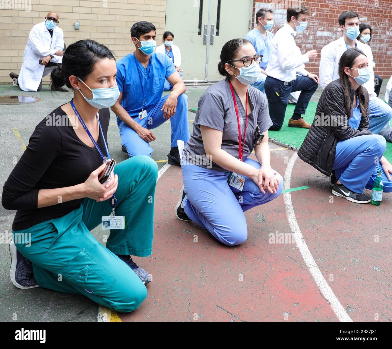 New York, NY, Stati Uniti. 5 Giugno 2020. Gli operatori sanitari prendono un ginocchio fuori e circa per i lavoratori medici di sanità protestano a White Coats for Black Lives Matter Demonstration, Memorial Sloan Kettering Hospital, New York, NY 5 giugno 2020. Credit: CJ Rivera/Everett Collection/Alamy Live News Foto Stock