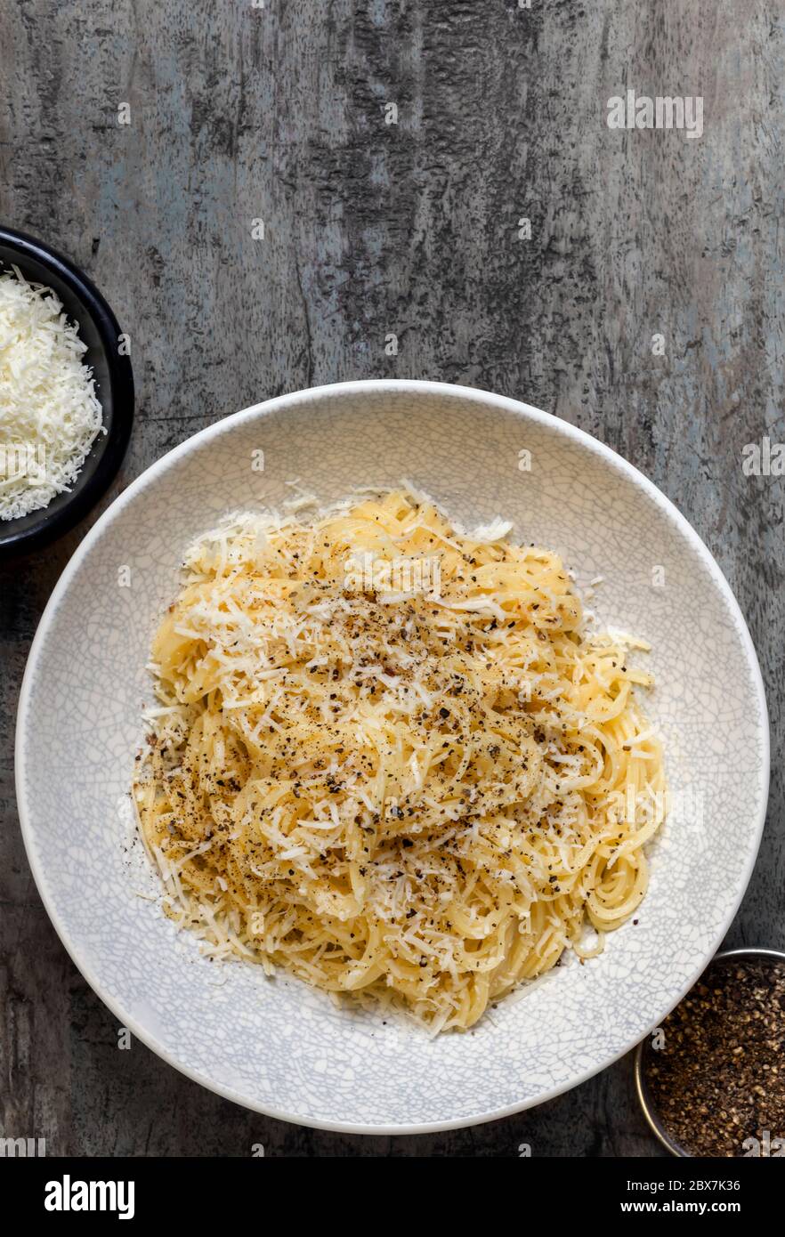 Spaghetti al pecorino e pepe. Tradizionale cacio e pepe italiano. Foto Stock