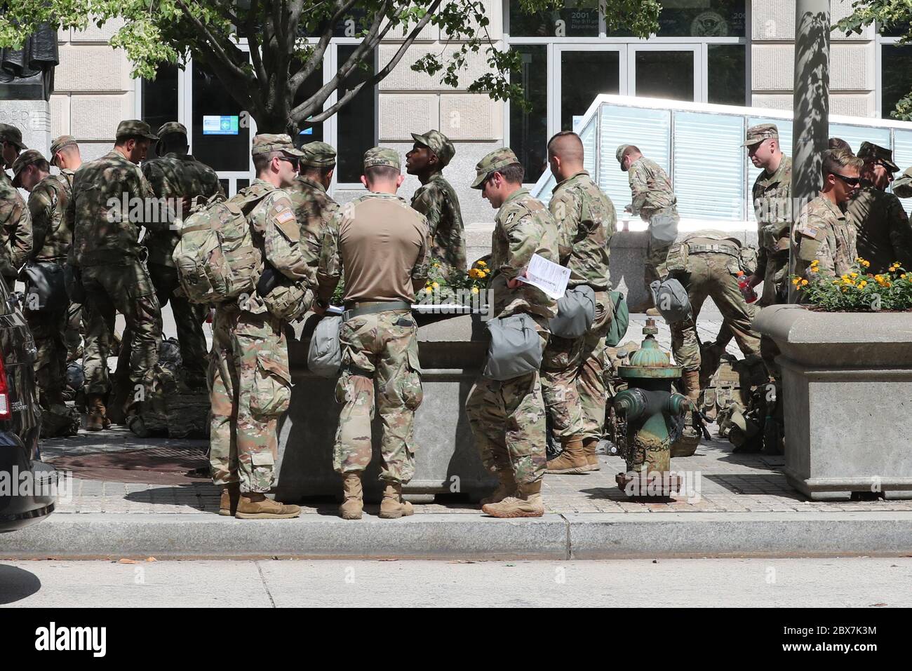 Washington, DC, Stati Uniti. 5 Giugno 2020. Il sindaco della DC Muriel Bowser ordinò tutte le truppe attive fuori dalla DC. Un gruppo di loro può essere visto in attesa di pick up fuori del Ronald Reagan Building all'inizio di oggi, il 5 giugno 2020. Credit: Mpi34/Media Punch/Alamy Live News Foto Stock