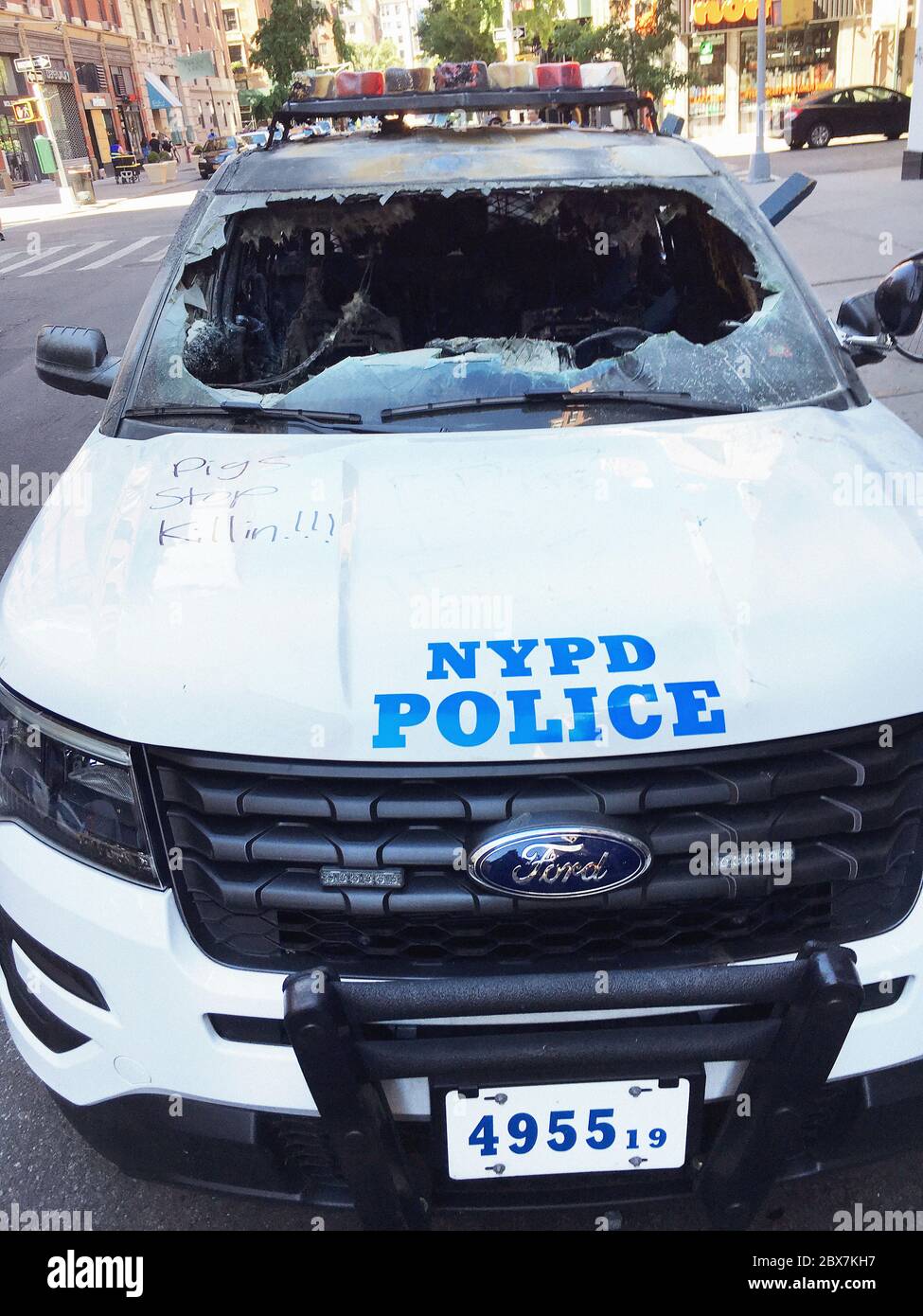 Bruciato NYPD veicolo con Graffiti durante protesta, University Place e 12th Street, New York City, New York, USA, maggio 2020 Foto Stock