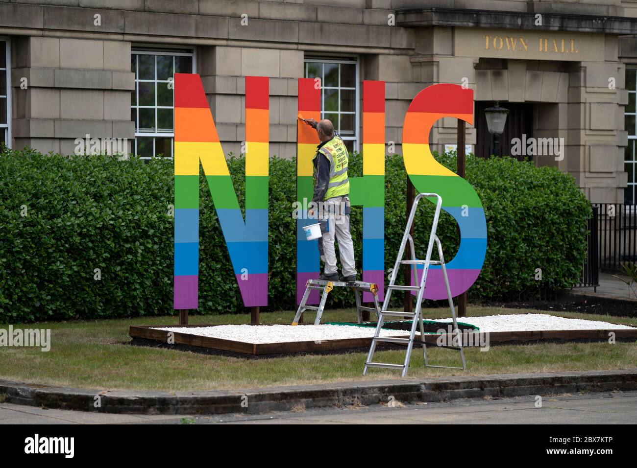 Bury, Regno Unito. 5 Giugno 2020. L'immagine mostra un cartello NHS dipinto in colori raibow fuori Bury Town Hall, Bury, UK. Credit: Jon Super/Alamy Foto Stock