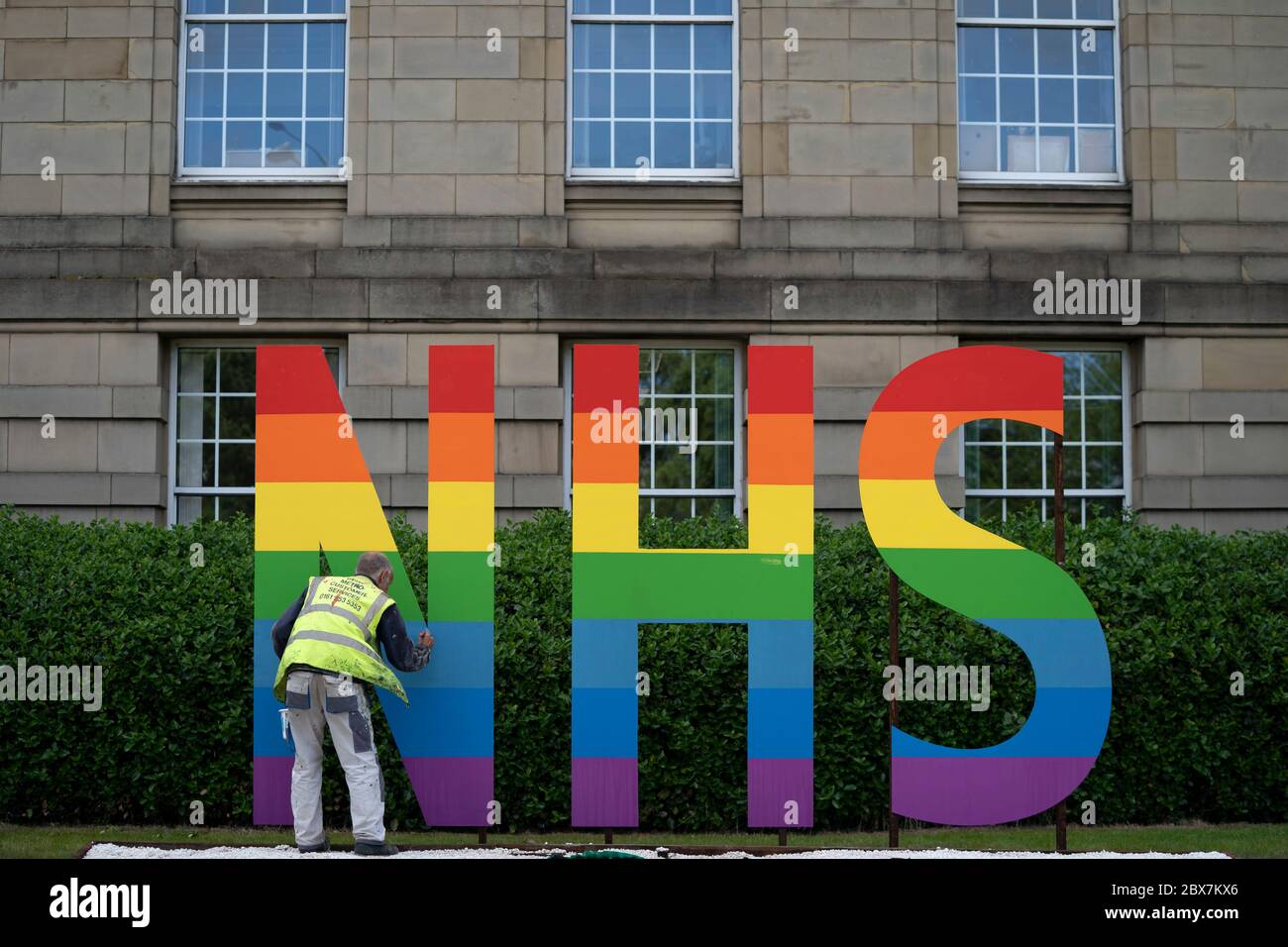 Bury, Regno Unito. 5 Giugno 2020. L'immagine mostra un cartello NHS dipinto in colori raibow fuori Bury Town Hall, Bury, UK. Credit: Jon Super/Alamy Foto Stock