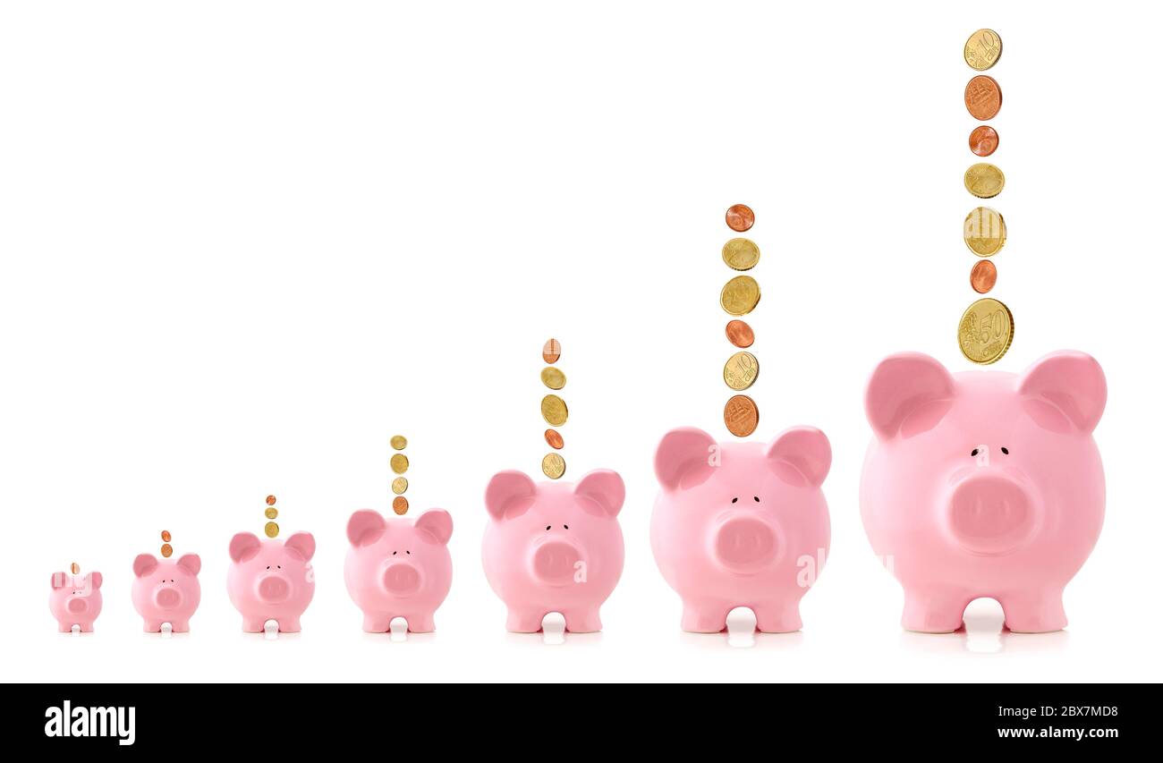 Le banche rosa piggy aumentano di dimensioni, con monete in euro in calo. Concetto di investimento in crescita. Foto Stock