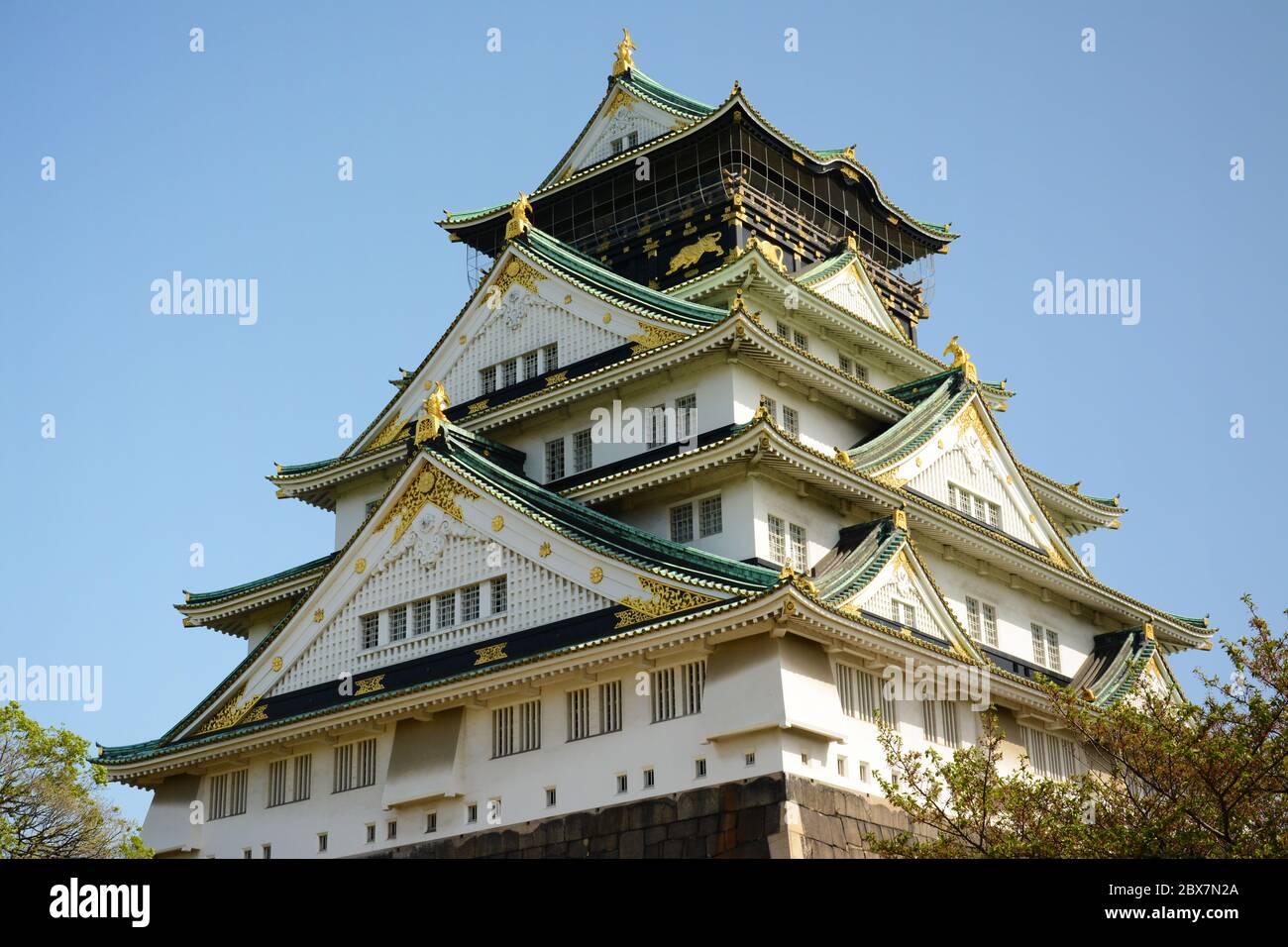 Il magnifico castello di Osaka in giornata di sole Foto Stock