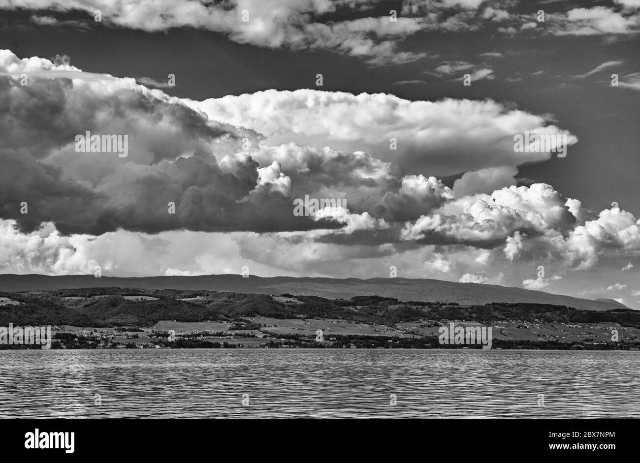 Francia, Yvoire, vista pomeridiana sul lago di Ginevra (Lac Leman) verso la Svizzera, monocromatica Foto Stock