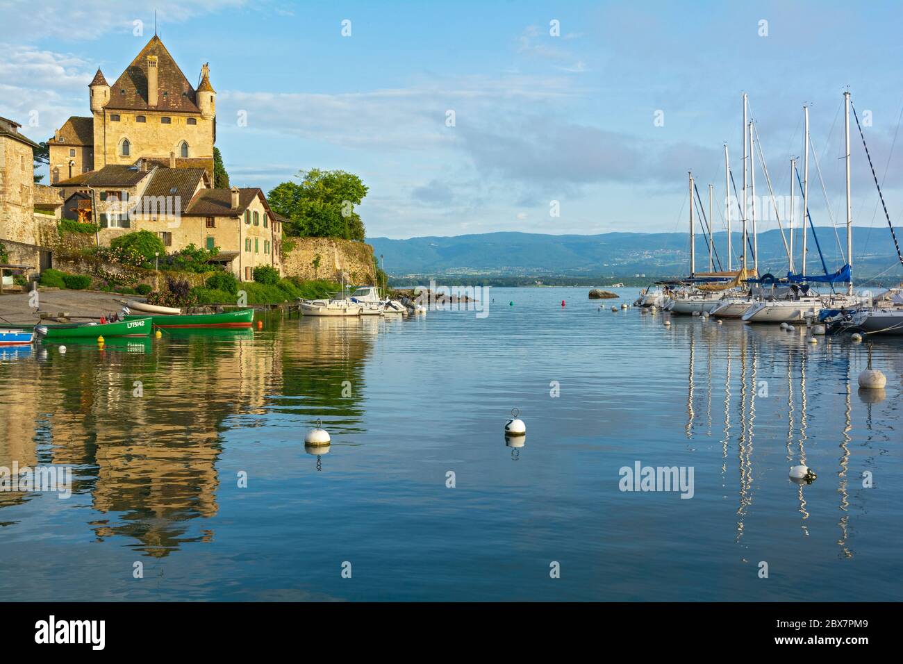 Francia, Yvoire, Port des Pecheurs, Chateau (castello) 14C, mattina presto Foto Stock