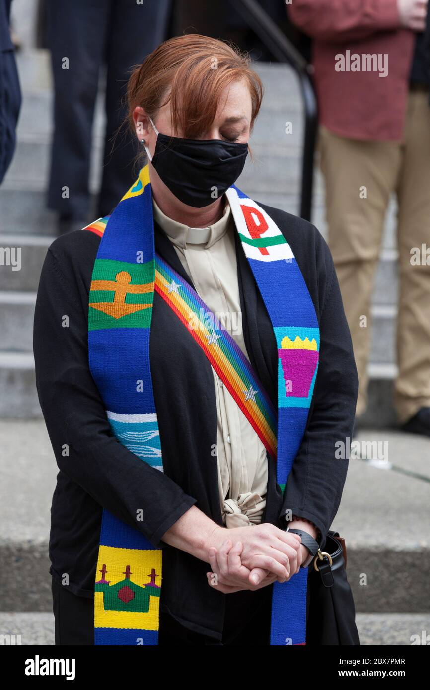 Un membro del clero prega durante una veglia nella Cattedrale di St. James a Seattle venerdì 5 giugno 2020. Clero di molte tradizioni religiose si riunì per 'UN momento di preghiera e di agnello' per pregare e osservare otto minuti, 46 secondi di silenzio in ricordo di George Floyd. Foto Stock