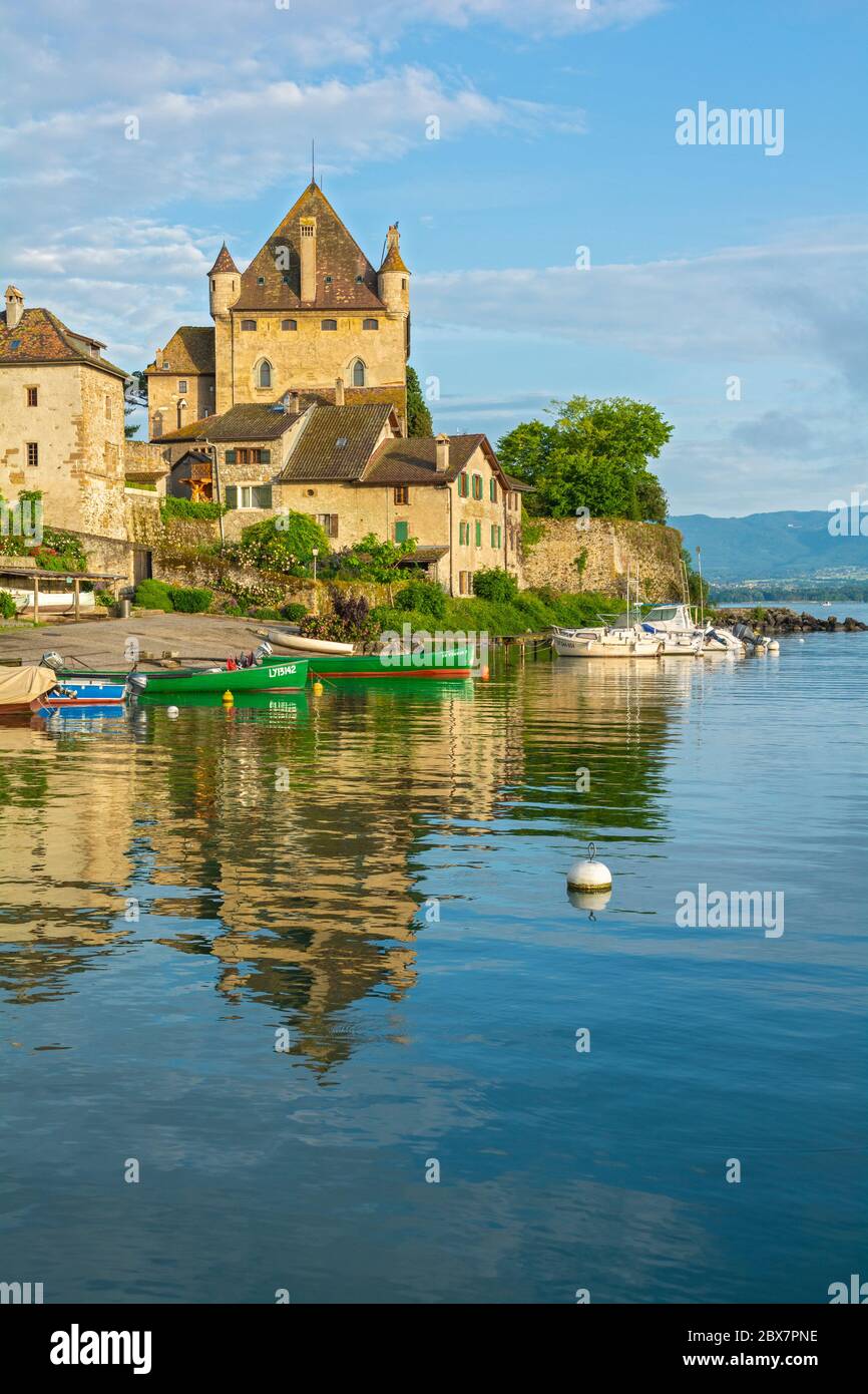 Francia, Yvoire, Port des Pecheurs, Chateau (castello) 14C, mattina presto Foto Stock