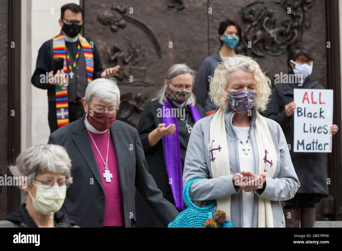 I membri del clero pregano mentre la campana funeraria pedalò durante una veglia nella Cattedrale di San Giacomo a Seattle venerdì 5 giugno 2020. Clero di molte tradizioni religiose si riunì per 'UN momento di preghiera e di agnello' per pregare e osservare otto minuti, 46 secondi di silenzio in ricordo di George Floyd. Foto Stock