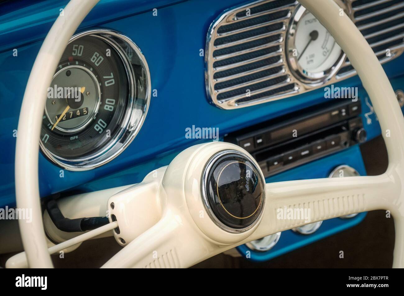 Parte dell'interno della vecchia macchina con timer blu con volante, tachimetro, olio, indicatori di temperatura, pannello anteriore Foto Stock