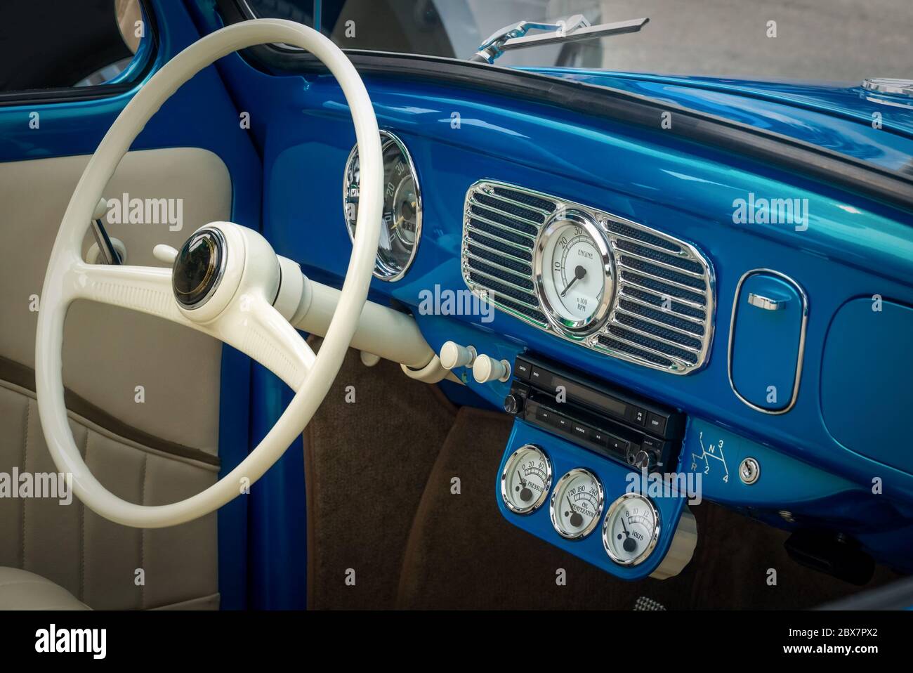 Parte dell'interno della vecchia macchina con timer blu con volante,  tachimetro, olio, indicatori di temperatura, pannello anteriore Foto stock  - Alamy