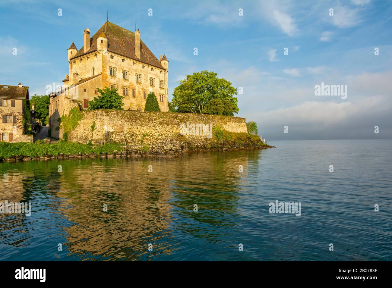 Francia, Yvoire, Chateau (castello) 14C, mattina presto Foto Stock