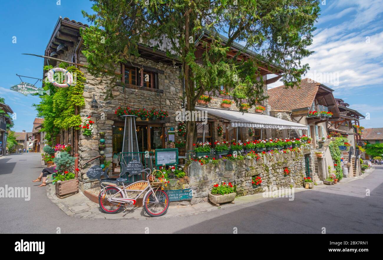 Francia, Yvoire, Grande Rue, Ristorante Bar des Pecheurs Foto Stock