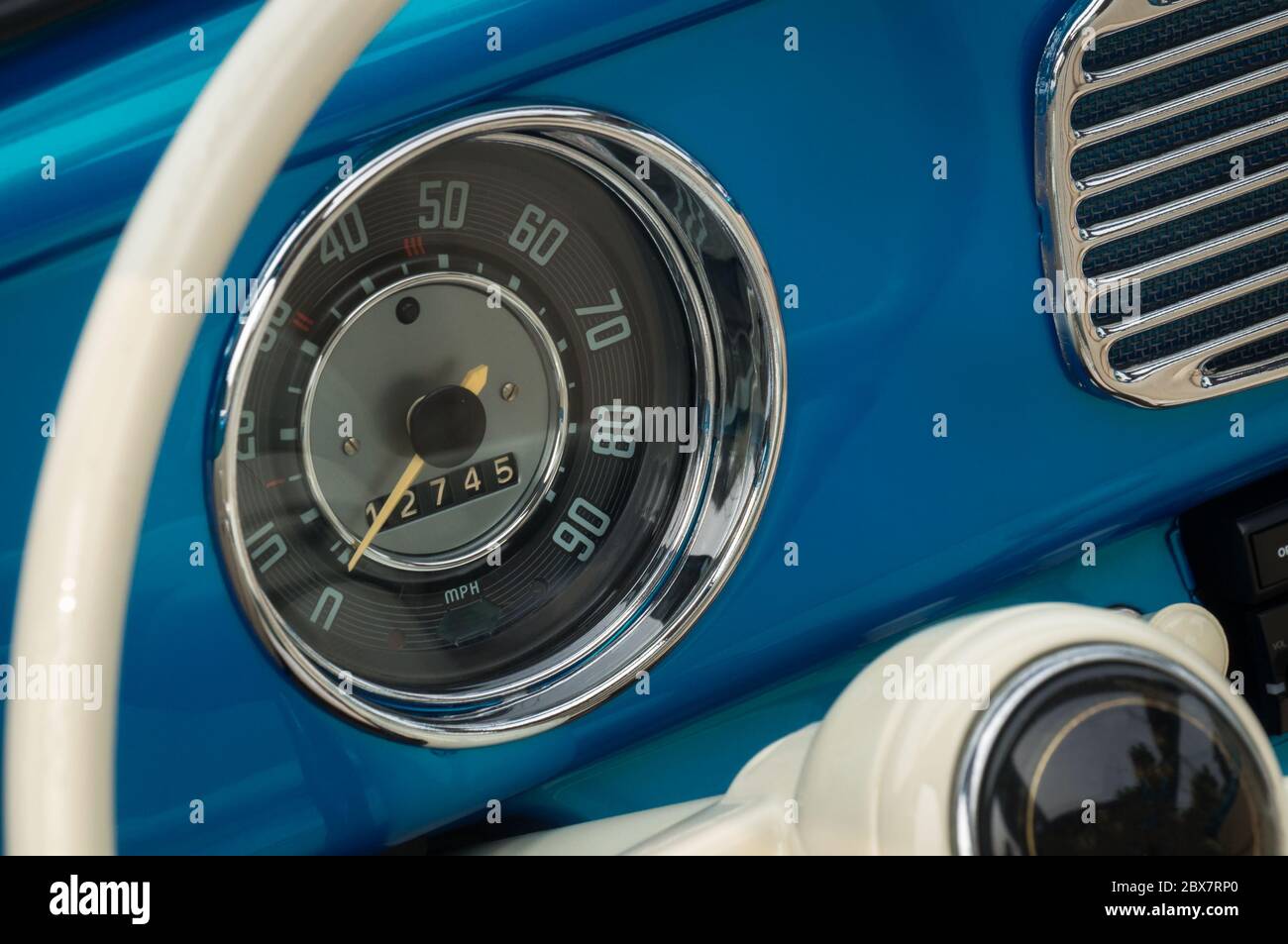 Elegante quadrante del tachimetro sul pannello anteriore della vecchia auto con timer blu Foto Stock