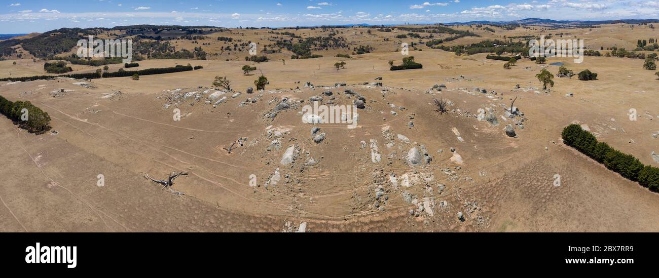 Immagine panoramica aerea del boscaglia asciutto disseminato di massi di granito vicino a Lancefield, nel paese Victoria, Australia Foto Stock