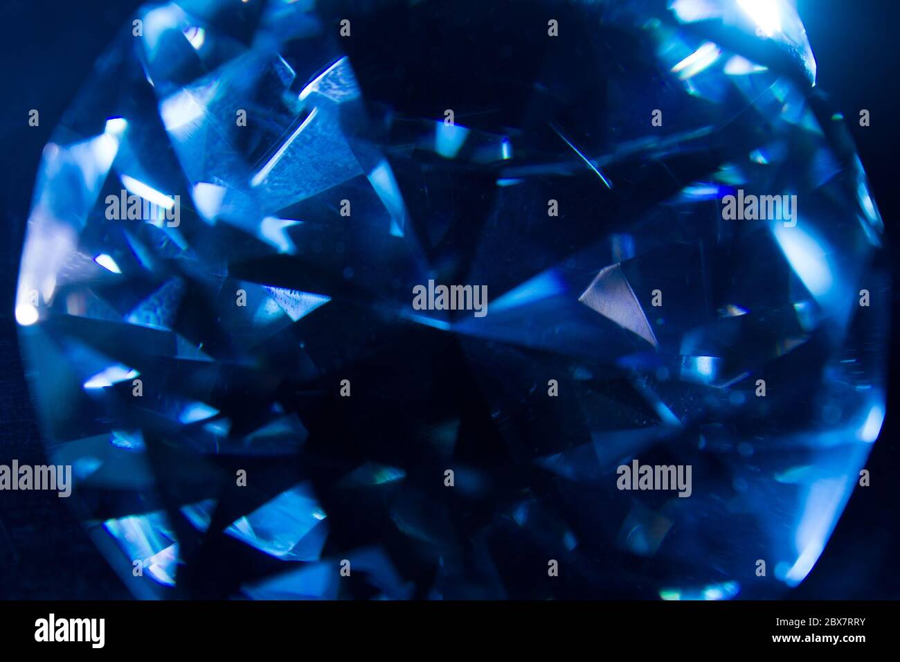 Macro foto di una texture closeup diamante brillante e ghiacciato blu. Foto Stock
