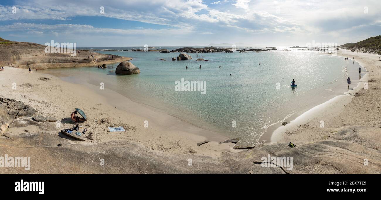 Danimarca Australia Occidentale 9 Novembre 2019 : bagnanti nelle popolari piscine verdi, un isolato roccale naturale ideale per nuotare in sicurezza Foto Stock