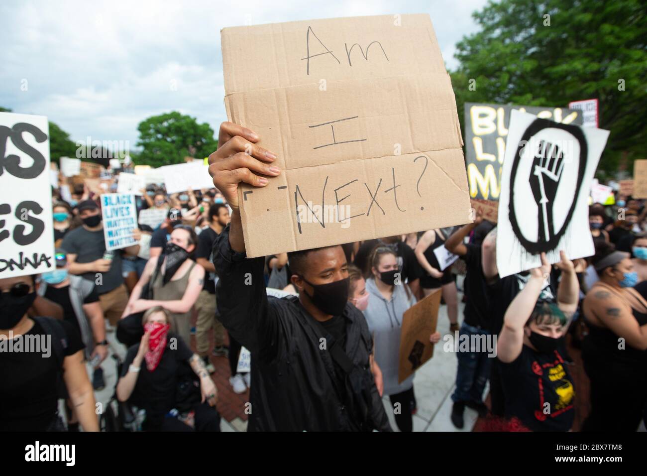 Providence, Stati Uniti. 05 giugno 2020. I manifestanti hanno fatto onda di segnali in una protesta contro la questione Black Lives a Providence, Rhode Island, venerdì 5 giugno 2020. In tutto il paese sono scoppiati proteste pacifiche e disordini civili in risposta all'uccisione di George Floyd da parte della polizia a Minneapolis il 25 maggio. Foto di Matthew Healey/UPI Credit: UPI/Alamy Live News Foto Stock